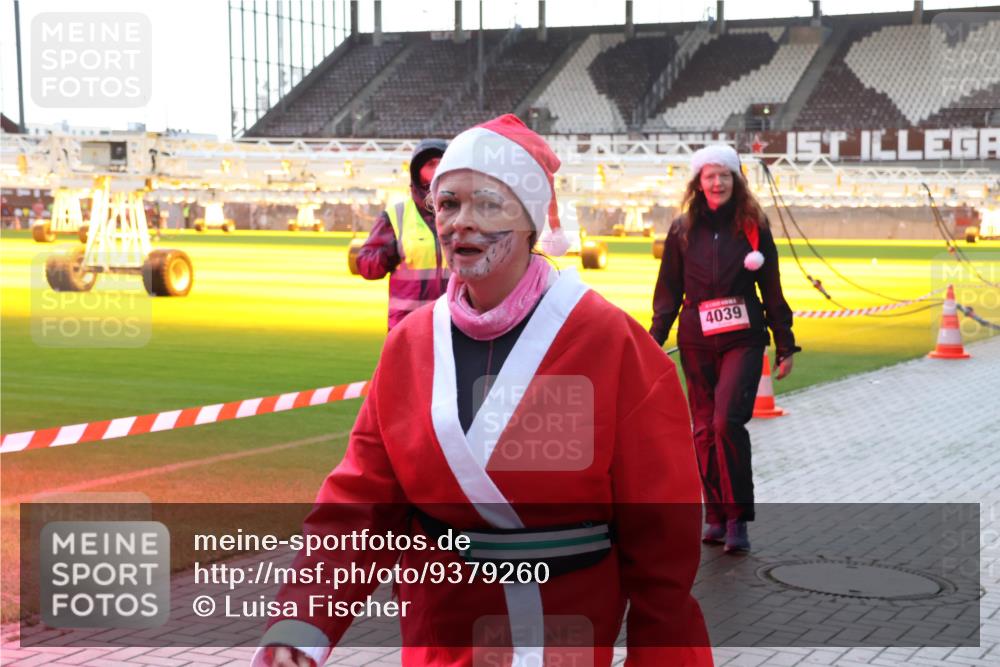 07.12.2025 - St. Pauli X-Mass-Run No. 15 Luisa Fischer http://msf.ph/oto/9379260 07.12.2025 10:33:00 Ziel 4039, 456, 651, 1942, 1944, 4039, 4274, 4275, 4758 meine-sportfotos.de