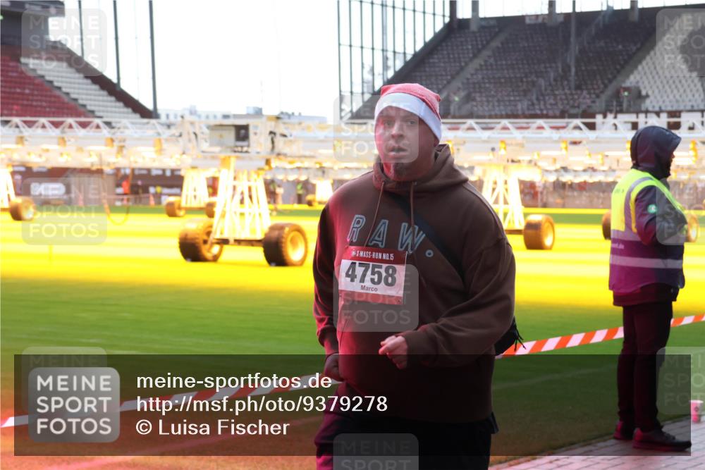 07.12.2025 - St. Pauli X-Mass-Run No. 15 Luisa Fischer http://msf.ph/oto/9379278 07.12.2025 10:33:10 Ziel 15, 4758, 456, 651, 2486, 4758 meine-sportfotos.de