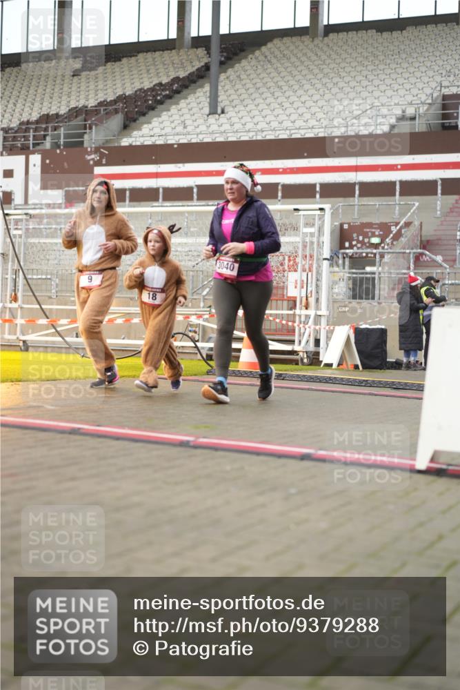 07.12.2025 - St. Pauli X-Mass-Run No. 15 Patografie http://msf.ph/oto/9379288 07.12.2025 10:12:39 Ziel 9, 18, 938, 2758, 2760, 2770, 3040, 3428, 3514, 3551, 3557, 3585, 3799, 3834, 3836 meine-sportfotos.de