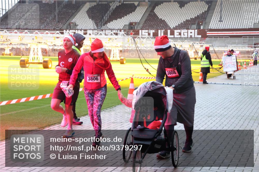 07.12.2025 - St. Pauli X-Mass-Run No. 15 Luisa Fischer http://msf.ph/oto/9379297 07.12.2025 10:33:14 Ziel 3806, 3808, 2486, 456, 651, 2486, 4758 meine-sportfotos.de