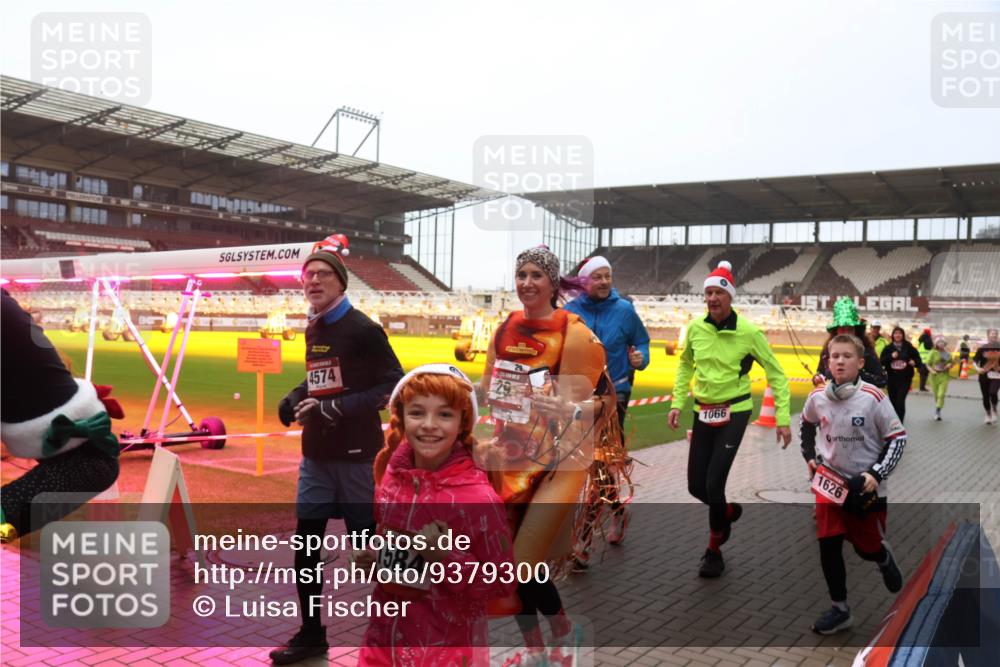 07.12.2025 - St. Pauli X-Mass-Run No. 15 Luisa Fischer http://msf.ph/oto/9379300 07.12.2025 11:11:13 Ziel 4574, 1584, 1066, 1626, 29, 30, 31, 42, 48, 49, 53, 122, 134, 660, 667, 669, 745, 980, 1064, 1066, 1298, 1380, 1398, 1400, 1402, 1518, 1584, 1626, 1692, 1694, 1697, 1739, 1740, 2371, 2616, 3124, 3136, 4574 meine-sportfotos.de