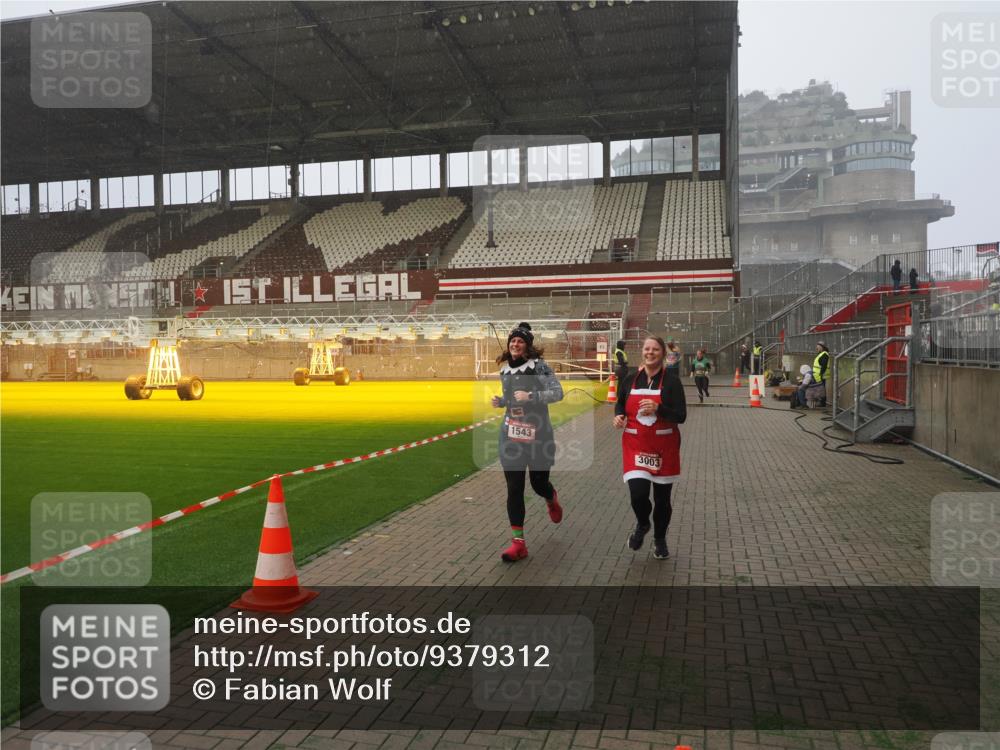 07.12.2025 - St. Pauli X-Mass-Run No. 15 Fabian Wolf http://msf.ph/oto/9379312 07.12.2025 10:07:34 Ziel 256, 265, 272, 517, 657, 685, 716, 767, 1187, 1234, 1447, 1449, 1543, 3003 meine-sportfotos.de