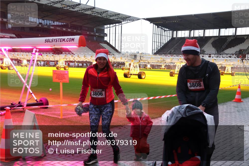 07.12.2025 - St. Pauli X-Mass-Run No. 15 Luisa Fischer http://msf.ph/oto/9379319 07.12.2025 10:33:17 Ziel 15, 3806, 3808, 83, 456, 651, 1268, 2486, 3543, 3548, 3901, 3902, 4758 meine-sportfotos.de