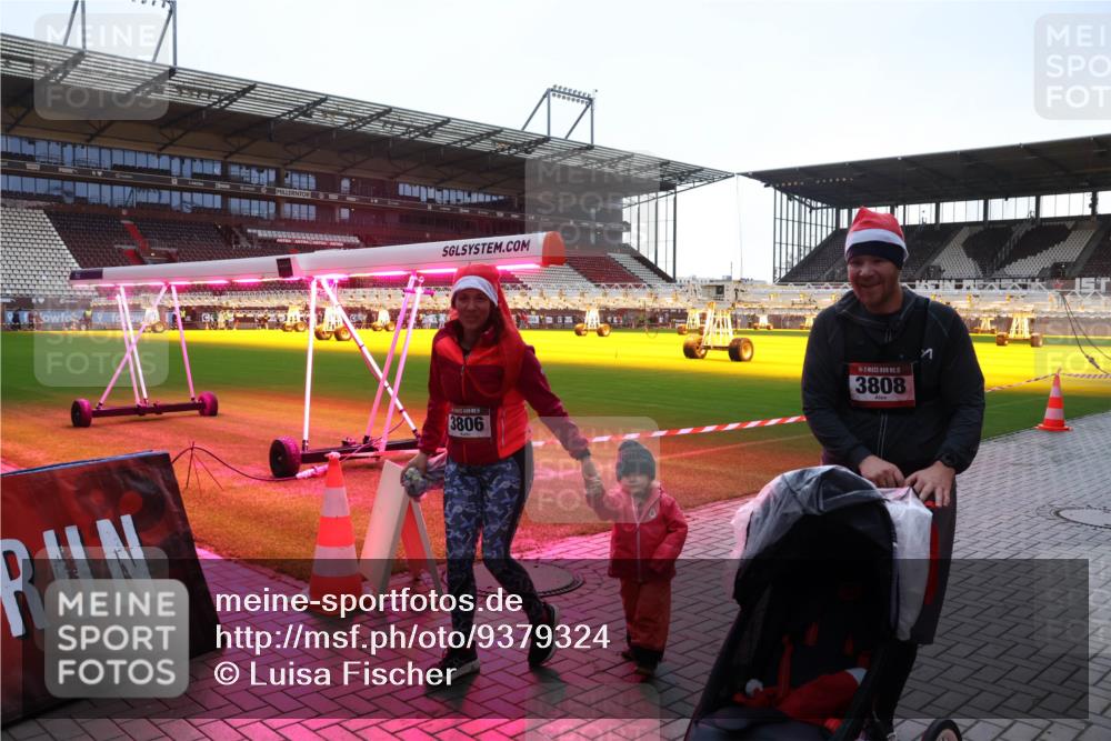 07.12.2025 - St. Pauli X-Mass-Run No. 15 Luisa Fischer http://msf.ph/oto/9379324 07.12.2025 10:33:18 Ziel 3806, 3808, 83, 456, 651, 1268, 2486, 3543, 3548, 3901, 3902, 4758 meine-sportfotos.de
