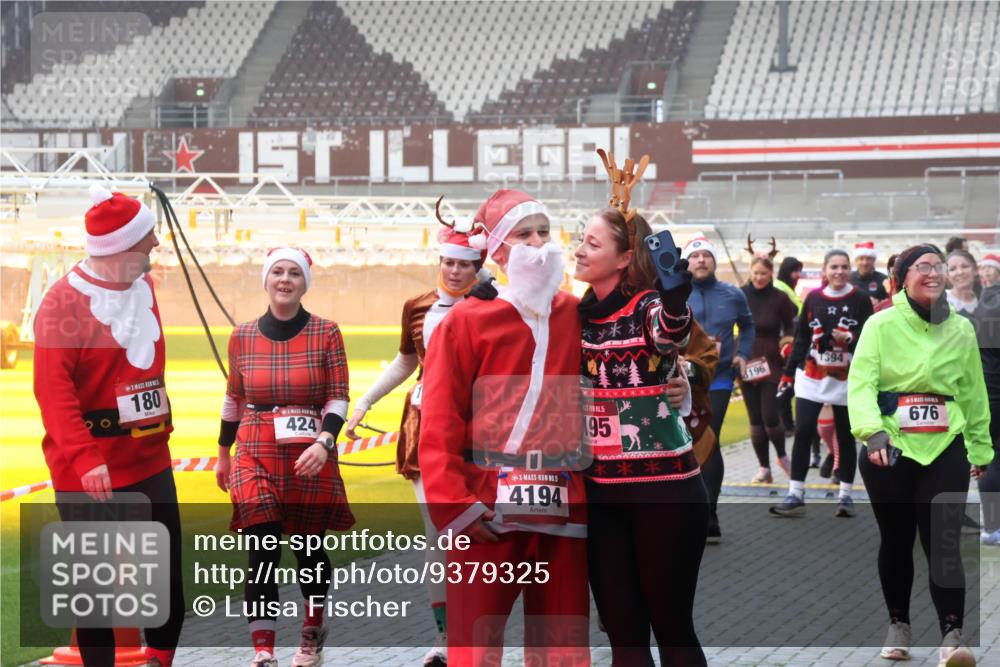 07.12.2025 - St. Pauli X-Mass-Run No. 15 Luisa Fischer http://msf.ph/oto/9379325 07.12.2025 10:06:33 Ziel 180, 424, 4194, 5, 195, 196, 1394, 676, 2, 3, 34, 54, 123, 127, 148, 180, 187, 363, 424, 468, 512, 676, 805, 834, 893, 945, 967, 969, 1119, 1222, 1369, 1479, 1480, 1788, 1789, 1791, 1832, 1937, 1946, 2756, 2757, 2894, 2968, 3093, 3172, 3196, 3534, 3536, 3537, 3812, 3814, 3857, 3859, 3877, 4194, 4195, 4235, 4236, 4237, 4246, 4251, 4657, 4665, 4670, 4672, 4676, 4677, 4736, 4739 meine-sportfotos.de