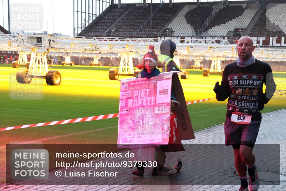 07.12.2025 - St. Pauli X-Mass-Run No. 15 Luisa Fischer http://msf.ph/oto/9379330 07.12.2025 10:33:29 Ziel 651, 21, 12, 2025, 400, 15, 5, 83, 83, 498, 1268, 1329, 2054, 2486, 3543, 3548, 3791, 3901, 3902, 4758 meine-sportfotos.de