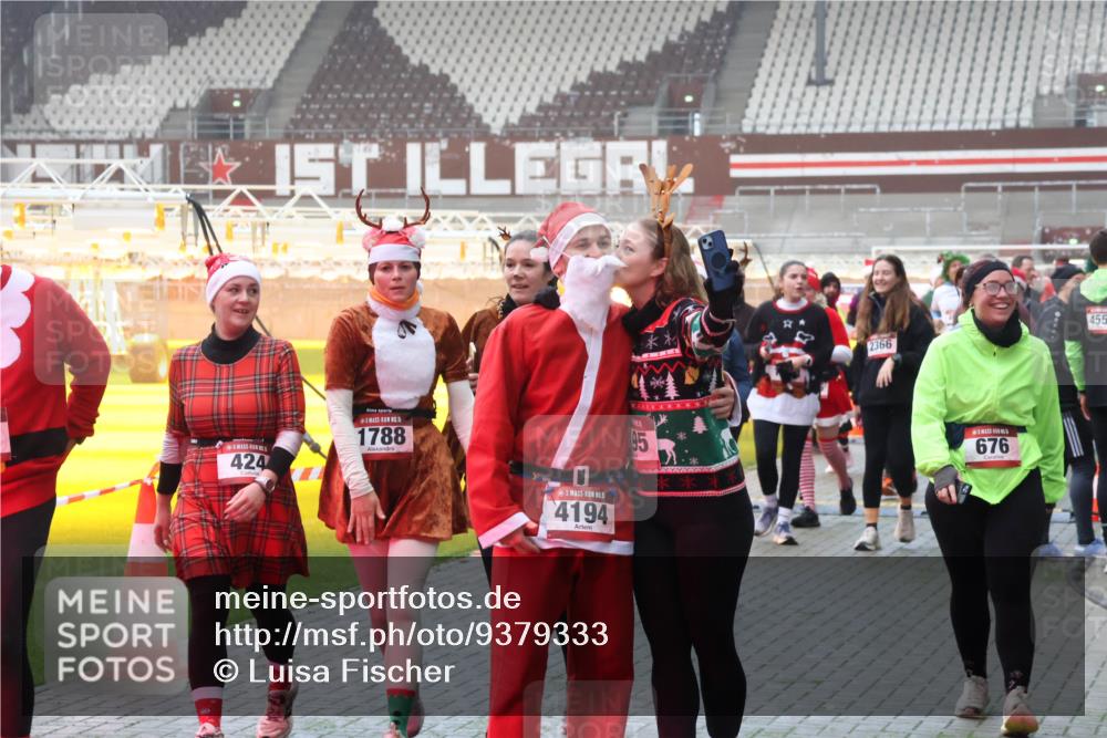 07.12.2025 - St. Pauli X-Mass-Run No. 15 Luisa Fischer http://msf.ph/oto/9379333 07.12.2025 10:06:34 Ziel 424, 5, 1788, 4194, 2366, 95, 676, 455, 2, 3, 34, 54, 123, 127, 148, 180, 187, 363, 424, 468, 512, 676, 805, 834, 893, 967, 969, 1119, 1369, 1479, 1480, 1788, 1789, 1791, 1832, 1937, 1946, 2756, 2757, 2894, 2968, 3093, 3172, 3196, 3534, 3535, 3536, 3537, 3812, 3814, 3857, 3859, 3877, 4194, 4195, 4235, 4236, 4237, 4246, 4251, 4657, 4665, 4670, 4672, 4676, 4677, 4736, 4739 meine-sportfotos.de