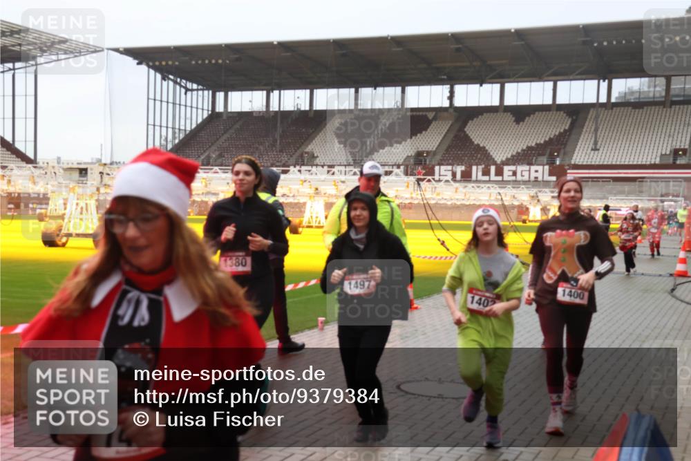 07.12.2025 - St. Pauli X-Mass-Run No. 15 Luisa Fischer http://msf.ph/oto/9379384 07.12.2025 11:11:16 Ziel 1380, 74, 1497, 1402, 1400, 29, 30, 31, 48, 49, 53, 122, 134, 660, 667, 669, 697, 698, 745, 1064, 1066, 1298, 1380, 1398, 1400, 1402, 1518, 1519, 1584, 1626, 1692, 1694, 1697, 1739, 1740, 2258, 2616, 3124, 3136, 4574 meine-sportfotos.de