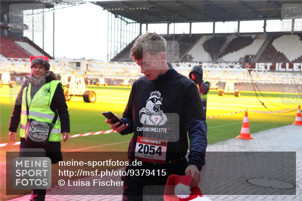 07.12.2025 - St. Pauli X-Mass-Run No. 15 Luisa Fischer http://msf.ph/oto/9379415 07.12.2025 10:34:09 Ziel 15, 2054, 498, 828, 1329, 2054, 2065, 2558, 3791 meine-sportfotos.de