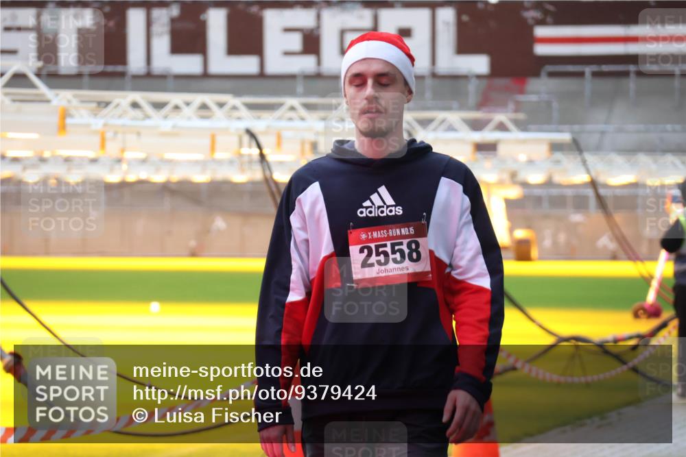 07.12.2025 - St. Pauli X-Mass-Run No. 15 Luisa Fischer http://msf.ph/oto/9379424 07.12.2025 10:34:27 Ziel 15, 2558, 2065, 2558 meine-sportfotos.de