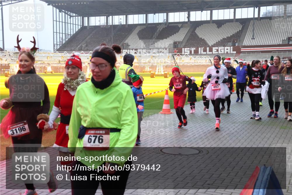 07.12.2025 - St. Pauli X-Mass-Run No. 15 Luisa Fischer http://msf.ph/oto/9379442 07.12.2025 10:06:41 Ziel 3196, 676, 961, 969, 399, 2366, 1394, 893, 2, 3, 34, 127, 148, 180, 187, 424, 468, 562, 676, 805, 834, 893, 967, 969, 1119, 1369, 1479, 1480, 1788, 1789, 1791, 1832, 1937, 1946, 2756, 2757, 2894, 2968, 3093, 3172, 3196, 3213, 3232, 3534, 3535, 3536, 3537, 3812, 3814, 3857, 3859, 3877, 4194, 4195, 4235, 4236, 4237, 4246, 4251, 4459, 4657, 4665, 4670, 4672, 4676, 4677, 4736, 4739 meine-sportfotos.de