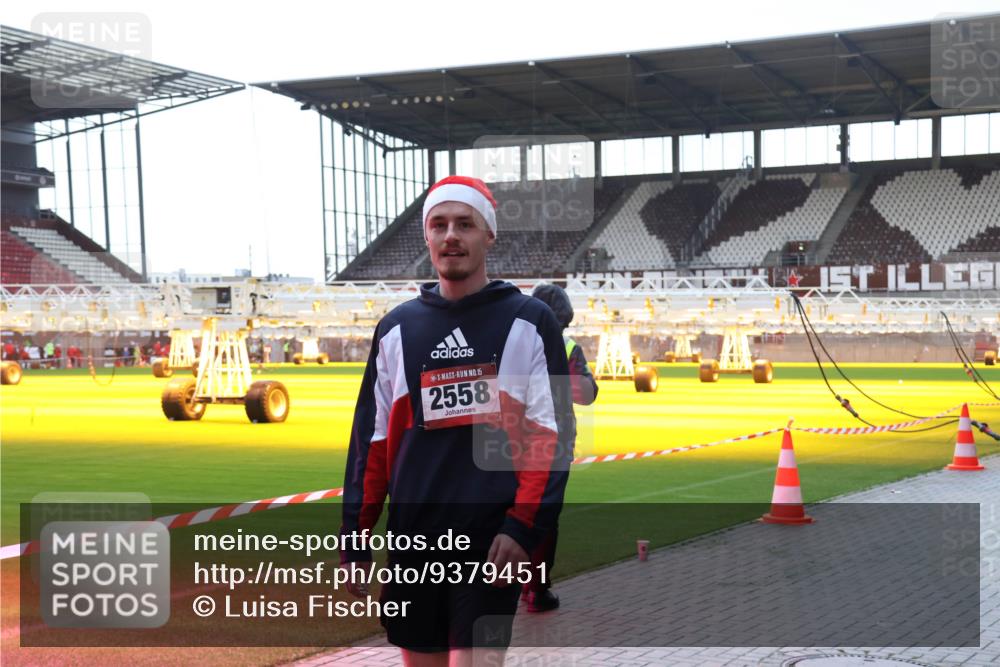 07.12.2025 - St. Pauli X-Mass-Run No. 15 Luisa Fischer http://msf.ph/oto/9379451 07.12.2025 10:34:31 Ziel 15, 2558, 2212, 2558 meine-sportfotos.de