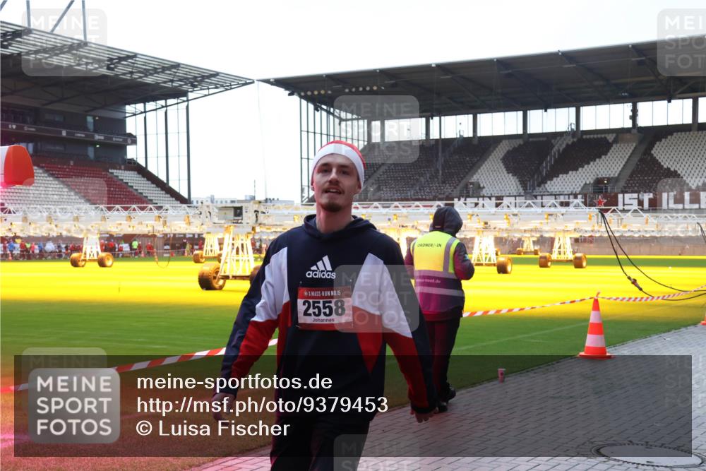07.12.2025 - St. Pauli X-Mass-Run No. 15 Luisa Fischer http://msf.ph/oto/9379453 07.12.2025 10:34:32 Ziel 15, 2558, 2212, 2558 meine-sportfotos.de