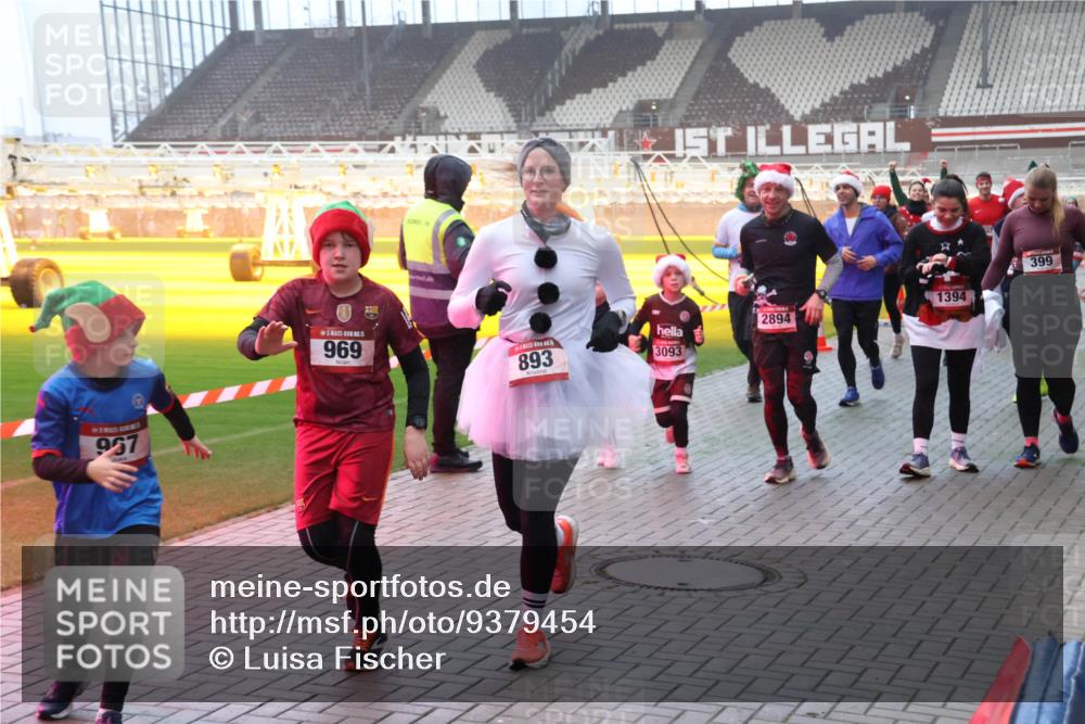 07.12.2025 - St. Pauli X-Mass-Run No. 15 Luisa Fischer http://msf.ph/oto/9379454 07.12.2025 10:06:43 Ziel 967, 5, 969, 893, 399, 1394, 2894, 3093, 34, 127, 148, 150, 180, 187, 424, 468, 562, 676, 805, 834, 893, 967, 969, 1119, 1369, 1479, 1480, 1788, 1832, 1937, 1946, 2756, 2757, 2894, 2968, 3093, 3172, 3196, 3213, 3232, 3534, 3535, 3536, 3537, 3812, 3814, 3857, 3859, 3877, 4194, 4235, 4236, 4237, 4246, 4251, 4459, 4657, 4665, 4670, 4672, 4676, 4677, 4736, 4739 meine-sportfotos.de