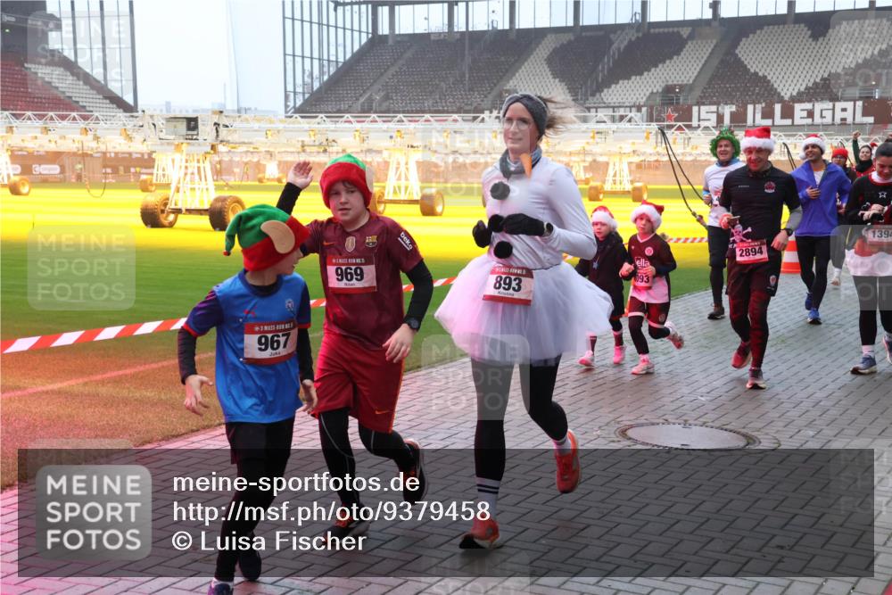 07.12.2025 - St. Pauli X-Mass-Run No. 15 Luisa Fischer http://msf.ph/oto/9379458 07.12.2025 10:06:43 Ziel 967, 15, 969, 1394, 2894, 5, 093, 893, 34, 127, 148, 150, 180, 187, 424, 468, 562, 676, 805, 834, 893, 967, 969, 1119, 1369, 1479, 1480, 1788, 1832, 1937, 1946, 2756, 2757, 2894, 2968, 3093, 3172, 3196, 3213, 3232, 3534, 3535, 3536, 3537, 3812, 3814, 3857, 3859, 3877, 4194, 4235, 4236, 4237, 4246, 4251, 4459, 4657, 4665, 4670, 4672, 4676, 4677, 4736, 4739 meine-sportfotos.de