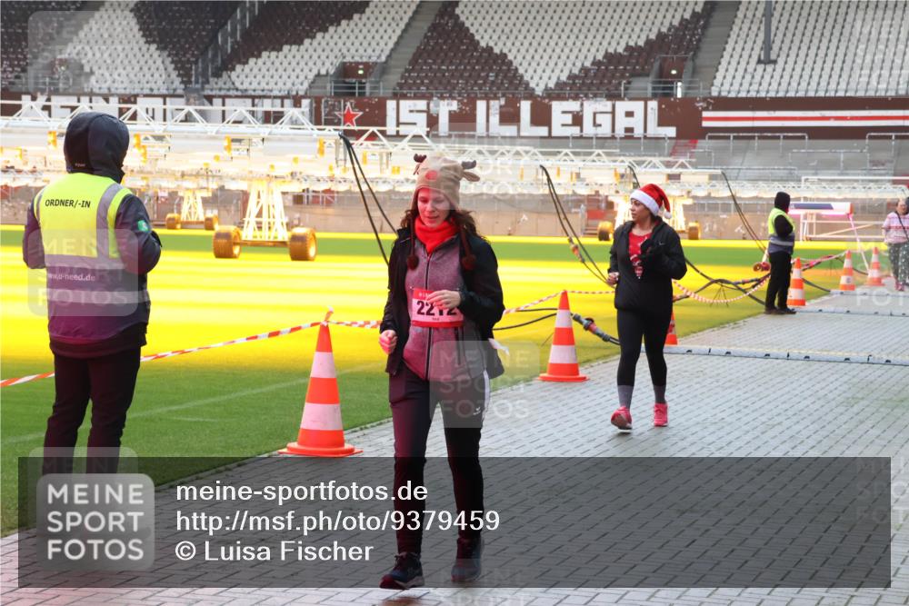 07.12.2025 - St. Pauli X-Mass-Run No. 15 Luisa Fischer http://msf.ph/oto/9379459 07.12.2025 10:34:59 Ziel 2212, 137, 493, 578, 2212, 2639, 3389, 3390, 4276, 4277, 4309, 4310, 4316, 4317, 4336, 4337 meine-sportfotos.de