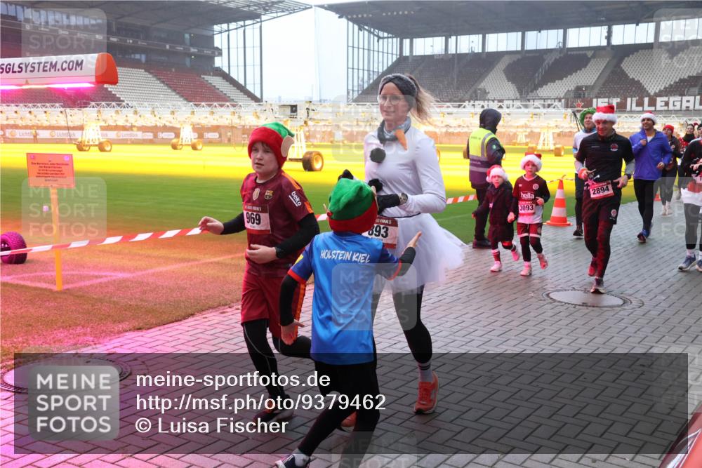 07.12.2025 - St. Pauli X-Mass-Run No. 15 Luisa Fischer http://msf.ph/oto/9379462 07.12.2025 10:06:44 Ziel 4, 969, 3093, 15, 893, 2894, 34, 127, 148, 150, 180, 187, 424, 468, 562, 676, 805, 834, 893, 967, 969, 1119, 1369, 1479, 1480, 1788, 1832, 1937, 1946, 2756, 2757, 2894, 2968, 3093, 3172, 3196, 3213, 3232, 3534, 3535, 3536, 3537, 3812, 3814, 3857, 3859, 3877, 4235, 4236, 4237, 4246, 4251, 4459, 4657, 4665, 4670, 4672, 4676, 4677, 4736, 4739 meine-sportfotos.de