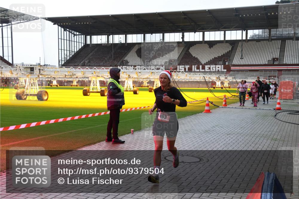 07.12.2025 - St. Pauli X-Mass-Run No. 15 Luisa Fischer http://msf.ph/oto/9379504 07.12.2025 10:35:10 Ziel 493, 4336, 137, 493, 561, 578, 2212, 2639, 3389, 3390, 4276, 4277, 4309, 4310, 4316, 4317, 4336, 4337 meine-sportfotos.de