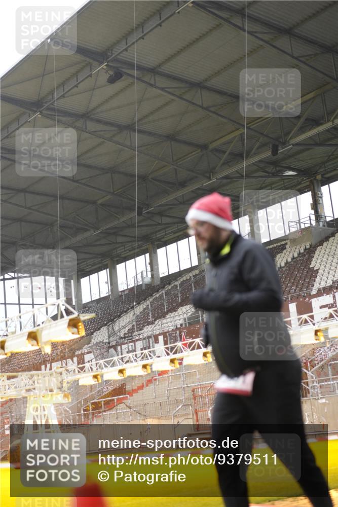 07.12.2025 - St. Pauli X-Mass-Run No. 15 Patografie http://msf.ph/oto/9379511 07.12.2025 10:13:46 Ziel 1699, 2905, 2951, 4371 meine-sportfotos.de