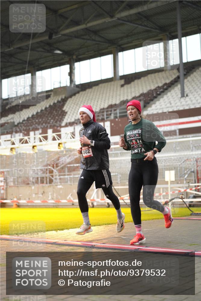 07.12.2025 - St. Pauli X-Mass-Run No. 15 Patografie http://msf.ph/oto/9379532 07.12.2025 10:14:01 Ziel 3243, 4371, 4502, 4526 meine-sportfotos.de