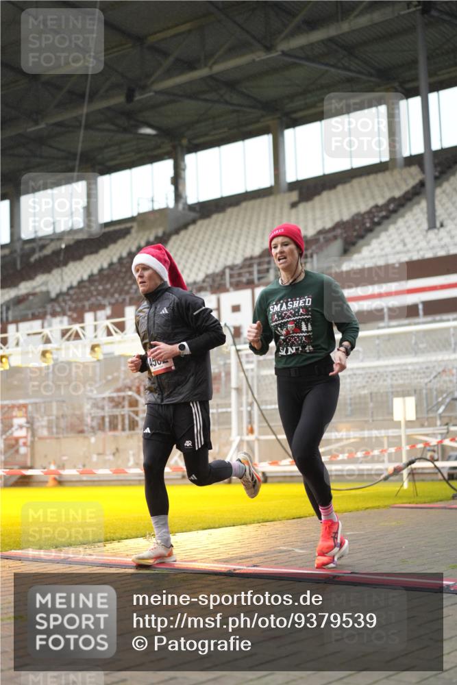 07.12.2025 - St. Pauli X-Mass-Run No. 15 Patografie http://msf.ph/oto/9379539 07.12.2025 10:14:01 Ziel 3243, 4371, 4502, 4526 meine-sportfotos.de