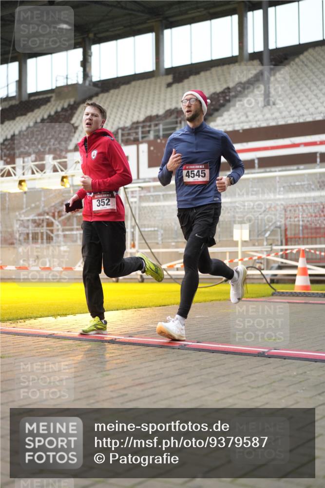 07.12.2025 - St. Pauli X-Mass-Run No. 15 Patografie http://msf.ph/oto/9379587 07.12.2025 10:14:14 Ziel 174, 352, 3243, 4489, 4502, 4526, 4545 meine-sportfotos.de