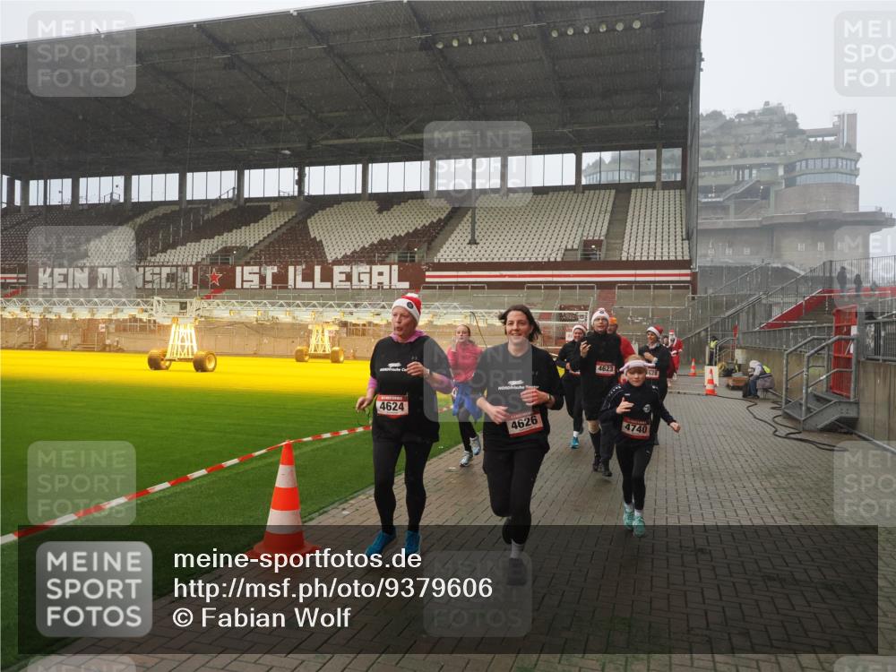 07.12.2025 - St. Pauli X-Mass-Run No. 15 Fabian Wolf http://msf.ph/oto/9379606 07.12.2025 10:08:03 Ziel 2691, 2692, 3627, 3628, 4231, 4623, 4624, 4626, 4734, 4737, 4740 meine-sportfotos.de