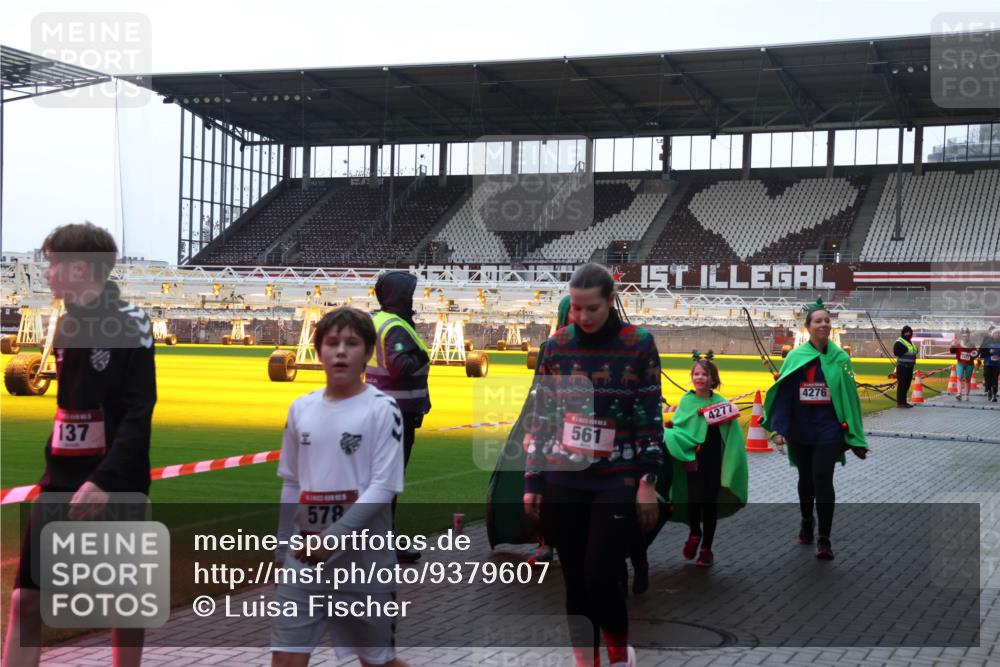 07.12.2025 - St. Pauli X-Mass-Run No. 15 Luisa Fischer http://msf.ph/oto/9379607 07.12.2025 10:35:35 Ziel 137, 578, 561, 4277, 4276, 493, 561, 998, 1100, 1365, 2353, 2406, 2422, 2857, 2863, 3224, 3721, 4147, 4149, 4276, 4277, 4309, 4310, 4443, 4595, 4772, 4776, 4778, 4779 meine-sportfotos.de