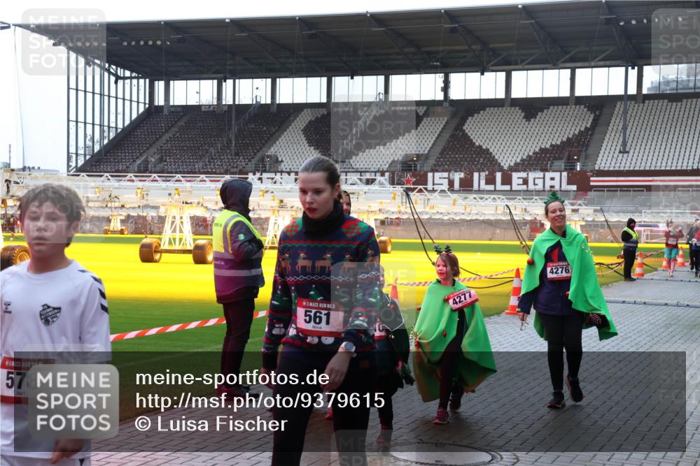 07.12.2025 - St. Pauli X-Mass-Run No. 15 Luisa Fischer http://msf.ph/oto/9379615 07.12.2025 10:35:35 Ziel 15, 578, 15, 561, 4277, 4276, 493, 561, 998, 1100, 1365, 2353, 2406, 2422, 2857, 2863, 3224, 3721, 4147, 4149, 4276, 4277, 4309, 4310, 4443, 4595, 4772, 4776, 4778, 4779 meine-sportfotos.de