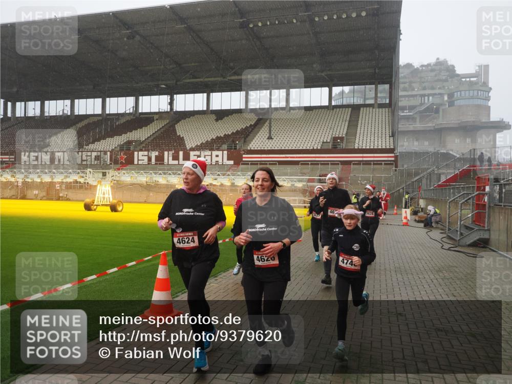07.12.2025 - St. Pauli X-Mass-Run No. 15 Fabian Wolf http://msf.ph/oto/9379620 07.12.2025 10:08:04 Ziel 2691, 2692, 3627, 3628, 4231, 4623, 4624, 4626, 4734, 4737, 4740 meine-sportfotos.de