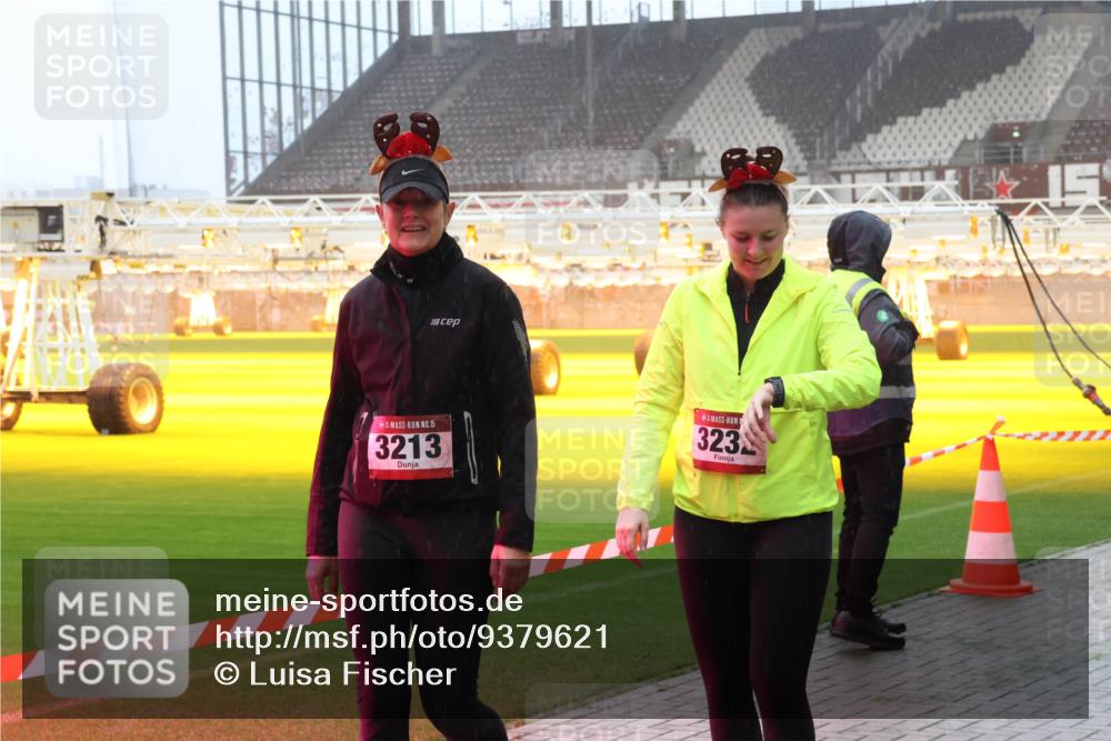 07.12.2025 - St. Pauli X-Mass-Run No. 15 Luisa Fischer http://msf.ph/oto/9379621 07.12.2025 10:07:06 Ziel 15, 3213, 323, 34, 150, 187, 217, 366, 562, 867, 893, 972, 975, 1007, 1103, 1119, 1369, 1479, 1480, 1505, 1735, 1736, 1832, 1937, 1946, 2129, 3189, 3213, 3232, 3330, 3333, 3534, 3535, 3536, 3537, 3970, 3971, 4354, 4459, 4657, 4665, 4670, 4672, 4676, 4677, 4735, 4736, 4738, 4739 meine-sportfotos.de