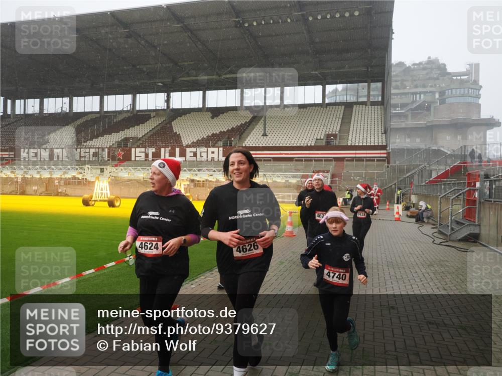 07.12.2025 - St. Pauli X-Mass-Run No. 15 Fabian Wolf http://msf.ph/oto/9379627 07.12.2025 10:08:04 Ziel 2691, 2692, 3627, 3628, 4231, 4623, 4624, 4626, 4734, 4737, 4740 meine-sportfotos.de