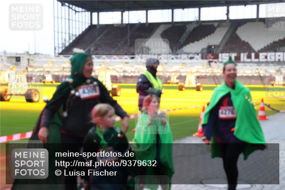 07.12.2025 - St. Pauli X-Mass-Run No. 15 Luisa Fischer http://msf.ph/oto/9379632 07.12.2025 10:35:38 Ziel 4309, 4276, 493, 561, 998, 1100, 1365, 2353, 2406, 2422, 2857, 2863, 3224, 3721, 4147, 4149, 4276, 4277, 4309, 4310, 4443, 4595, 4772, 4776, 4778, 4779 meine-sportfotos.de