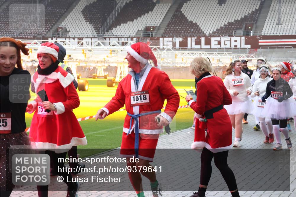 07.12.2025 - St. Pauli X-Mass-Run No. 15 Luisa Fischer http://msf.ph/oto/9379641 07.12.2025 11:11:51 Ziel 15, 25, 15, 15, 1568, 1518, 1707, 161, 48, 171, 182, 190, 411, 660, 667, 669, 689, 690, 697, 698, 777, 787, 788, 812, 815, 817, 832, 841, 909, 1145, 1146, 1147, 1309, 1321, 1518, 1519, 1557, 1565, 1568, 1589, 1619, 1707, 1711, 1714, 1767, 1770, 2258, 2742, 4801, 4805, 4806, 4810, 4813, 5005, 5006 meine-sportfotos.de