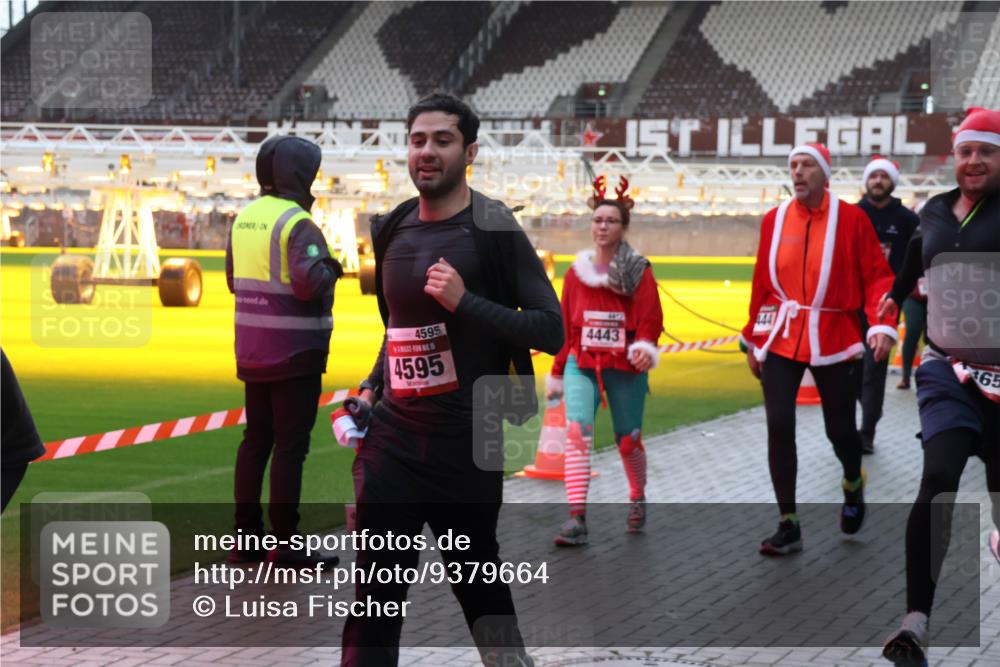 07.12.2025 - St. Pauli X-Mass-Run No. 15 Luisa Fischer http://msf.ph/oto/9379664 07.12.2025 10:35:53 Ziel 4595, 4595, 44, 4443, 65, 561, 998, 1100, 1365, 1822, 2353, 2406, 2422, 2857, 2863, 3224, 3721, 4034, 4147, 4149, 4443, 4595, 4772, 4776, 4778, 4779 meine-sportfotos.de