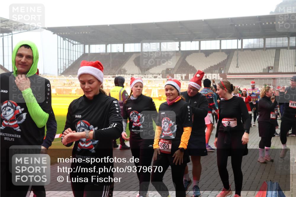 07.12.2025 - St. Pauli X-Mass-Run No. 15 Luisa Fischer http://msf.ph/oto/9379670 07.12.2025 10:07:25 Ziel 4560, 39, 397, 150, 217, 366, 421, 562, 792, 867, 972, 975, 1007, 1103, 1505, 1572, 1735, 1736, 2129, 2983, 3189, 3330, 3333, 3414, 3945, 3970, 3971, 4354, 4459, 4735, 4738 meine-sportfotos.de