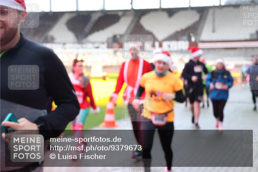 07.12.2025 - St. Pauli X-Mass-Run No. 15 Luisa Fischer http://msf.ph/oto/9379673 07.12.2025 10:35:54 Ziel 561, 998, 1100, 1365, 1822, 2353, 2406, 2422, 2857, 2863, 3224, 3721, 4034, 4147, 4149, 4443, 4595, 4772, 4776, 4778, 4779 meine-sportfotos.de