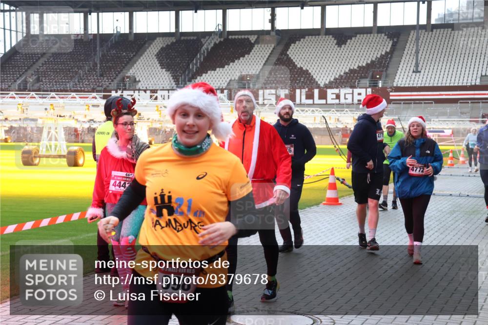 07.12.2025 - St. Pauli X-Mass-Run No. 15 Luisa Fischer http://msf.ph/oto/9379678 07.12.2025 10:35:55 Ziel 4443, 444, 15, 998, 6, 477, 4772, 561, 998, 1100, 1365, 1822, 2353, 2406, 2422, 2489, 2857, 2863, 3224, 3721, 4034, 4147, 4149, 4443, 4595, 4772, 4776, 4778, 4779 meine-sportfotos.de