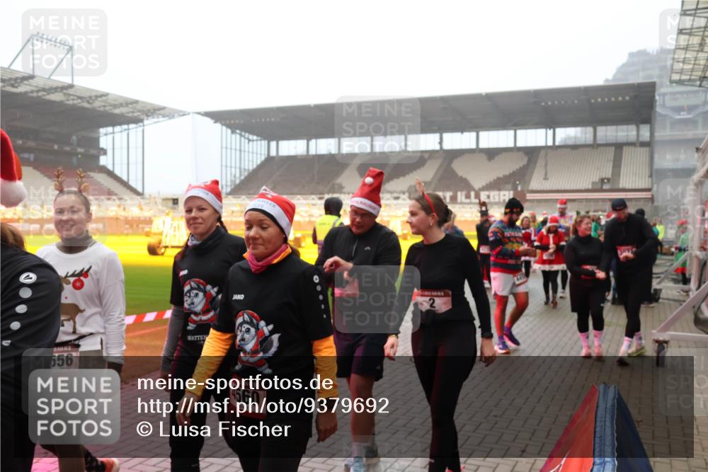 07.12.2025 - St. Pauli X-Mass-Run No. 15 Luisa Fischer http://msf.ph/oto/9379692 07.12.2025 10:07:27 Ziel 656, 4560, 150, 217, 366, 421, 792, 867, 972, 975, 1007, 1103, 1505, 1572, 1735, 1736, 2129, 2983, 3189, 3330, 3333, 3414, 3945, 3970, 3971, 4354, 4735, 4738 meine-sportfotos.de
