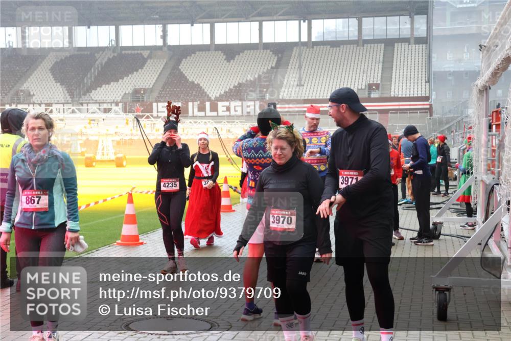 07.12.2025 - St. Pauli X-Mass-Run No. 15 Luisa Fischer http://msf.ph/oto/9379709 07.12.2025 10:07:29 Ziel 15, 867, 15, 4235, 15, 3971, 3970, 150, 217, 256, 265, 272, 366, 421, 517, 685, 792, 867, 972, 975, 1007, 1103, 1187, 1234, 1505, 1572, 1735, 1736, 2129, 2983, 3189, 3330, 3333, 3414, 3945, 3970, 3971, 4354, 4735, 4738 meine-sportfotos.de