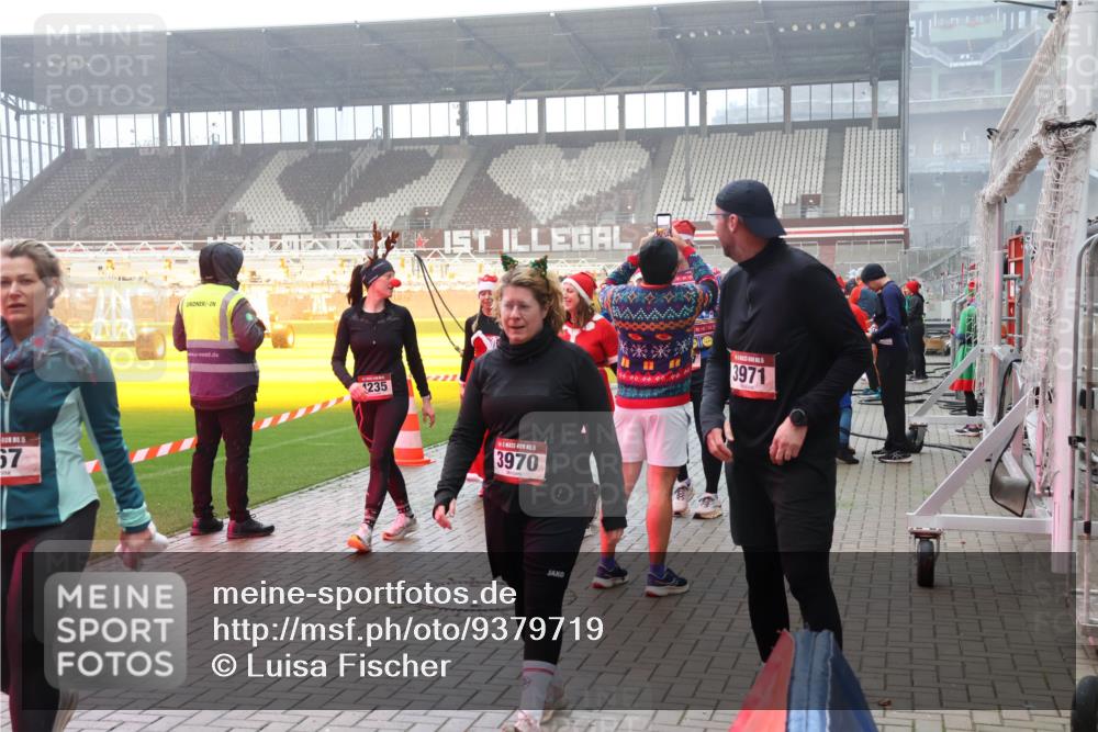 07.12.2025 - St. Pauli X-Mass-Run No. 15 Luisa Fischer http://msf.ph/oto/9379719 07.12.2025 10:07:30 Ziel 15, 57, 1235, 5, 3970, 3971, 150, 217, 256, 265, 272, 366, 421, 517, 657, 685, 792, 867, 972, 975, 1007, 1103, 1187, 1234, 1505, 1572, 1735, 1736, 2129, 2983, 3189, 3330, 3333, 3414, 3945, 3970, 3971, 4354, 4735, 4738 meine-sportfotos.de