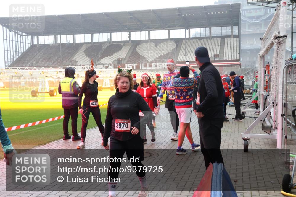 07.12.2025 - St. Pauli X-Mass-Run No. 15 Luisa Fischer http://msf.ph/oto/9379725 07.12.2025 10:07:31 Ziel 4235, 3970, 37, 423711, 150, 217, 256, 265, 272, 366, 421, 517, 657, 685, 716, 767, 792, 867, 972, 975, 1007, 1103, 1187, 1234, 1505, 1572, 1735, 1736, 2129, 2983, 3189, 3330, 3333, 3414, 3945, 3970, 3971, 4354, 4735, 4738 meine-sportfotos.de