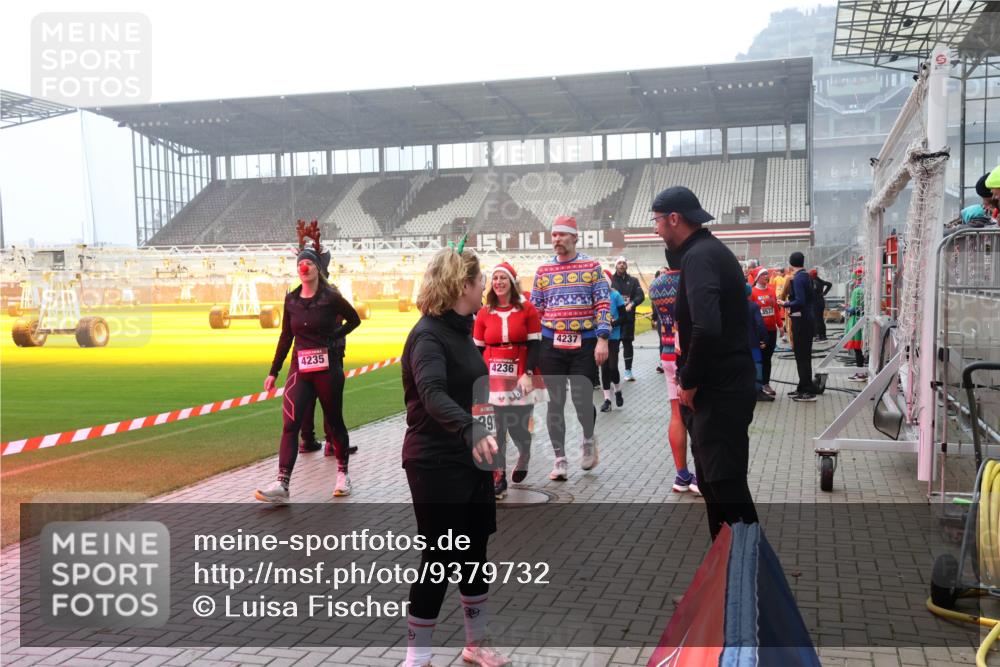 07.12.2025 - St. Pauli X-Mass-Run No. 15 Luisa Fischer http://msf.ph/oto/9379732 07.12.2025 10:07:32 Ziel 4235, 4236, 4237, 391, 3537, 217, 256, 265, 272, 366, 421, 517, 657, 685, 716, 767, 792, 867, 972, 975, 1007, 1103, 1187, 1234, 1505, 1572, 1735, 1736, 2129, 2983, 3189, 3330, 3333, 3414, 3945, 3970, 3971, 4354, 4735, 4738 meine-sportfotos.de