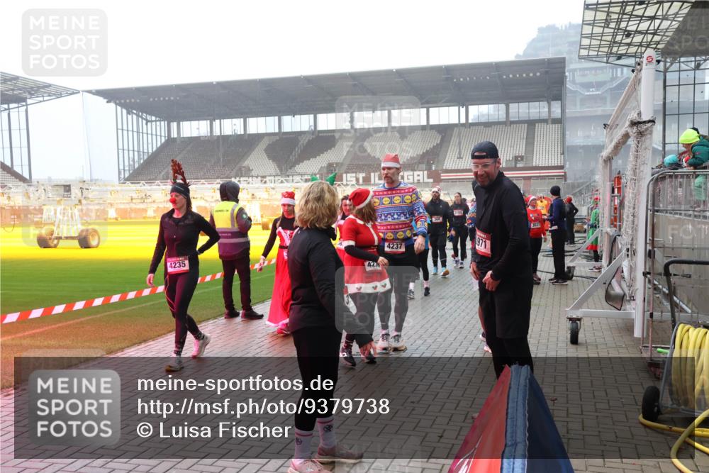 07.12.2025 - St. Pauli X-Mass-Run No. 15 Luisa Fischer http://msf.ph/oto/9379738 07.12.2025 10:07:33 Ziel 4235, 4236, 4237, 3189, 971, 3537, 217, 256, 265, 272, 366, 421, 517, 657, 685, 716, 767, 792, 867, 972, 975, 1007, 1103, 1187, 1234, 1505, 1572, 1735, 1736, 2129, 2983, 3189, 3330, 3333, 3414, 3945, 3970, 3971, 4354, 4735, 4738 meine-sportfotos.de