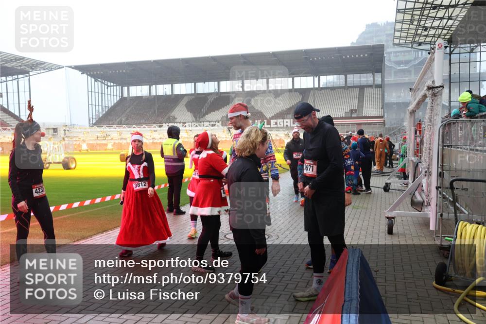 07.12.2025 - St. Pauli X-Mass-Run No. 15 Luisa Fischer http://msf.ph/oto/9379754 07.12.2025 10:07:35 Ziel 4235, 3812, 581, 366, 3971, 217, 256, 265, 272, 366, 421, 517, 657, 685, 716, 767, 792, 867, 972, 975, 1007, 1103, 1187, 1234, 1505, 1572, 1735, 1736, 2129, 2983, 3189, 3330, 3333, 3414, 3945, 4354, 4735, 4738 meine-sportfotos.de