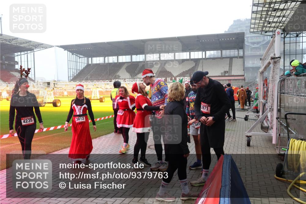 07.12.2025 - St. Pauli X-Mass-Run No. 15 Luisa Fischer http://msf.ph/oto/9379763 07.12.2025 10:07:35 Ziel 4235, 3812, 5814, 445, 3971, 217, 256, 265, 272, 366, 421, 517, 657, 685, 716, 767, 792, 867, 972, 975, 1007, 1103, 1187, 1234, 1505, 1572, 1735, 1736, 2129, 2983, 3189, 3330, 3333, 3414, 3945, 4354, 4735, 4738 meine-sportfotos.de