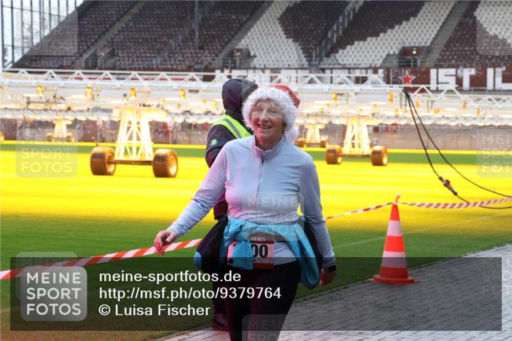07.12.2025 - St. Pauli X-Mass-Run No. 15 Luisa Fischer http://msf.ph/oto/9379764 07.12.2025 10:36:15 Ziel 15, 00, 350, 998, 1100, 1365, 1822, 2489, 3476, 4034, 4595 meine-sportfotos.de