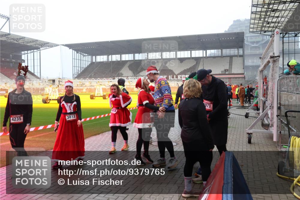 07.12.2025 - St. Pauli X-Mass-Run No. 15 Luisa Fischer http://msf.ph/oto/9379765 07.12.2025 10:07:36 Ziel 5814, 4235, 3812, 42, 971, 217, 256, 265, 272, 366, 421, 517, 657, 685, 716, 767, 792, 867, 972, 975, 1007, 1103, 1187, 1234, 1505, 1572, 1735, 1736, 2129, 2983, 3189, 3333, 3414, 3945, 4354, 4735, 4738 meine-sportfotos.de