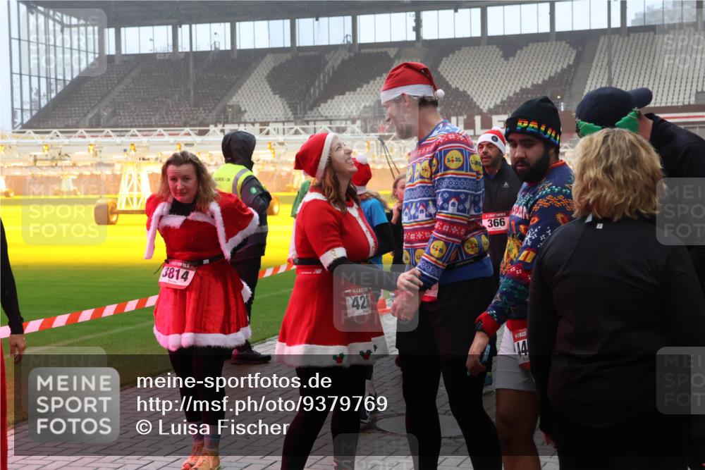 07.12.2025 - St. Pauli X-Mass-Run No. 15 Luisa Fischer http://msf.ph/oto/9379769 07.12.2025 10:07:36 Ziel 3814, 426, 366, 14, 217, 256, 265, 272, 366, 421, 517, 657, 685, 716, 767, 792, 867, 972, 975, 1007, 1103, 1187, 1234, 1505, 1572, 1735, 1736, 2129, 2983, 3189, 3333, 3414, 3945, 4354, 4735, 4738 meine-sportfotos.de