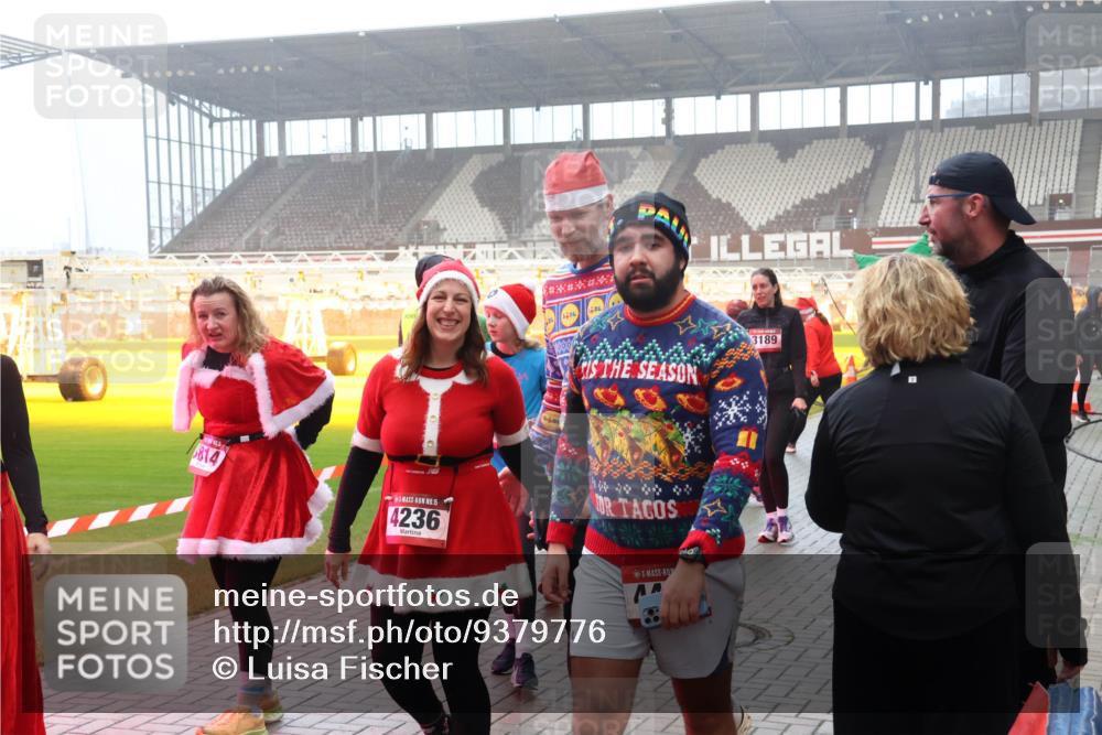 07.12.2025 - St. Pauli X-Mass-Run No. 15 Luisa Fischer http://msf.ph/oto/9379776 07.12.2025 10:07:37 Ziel 3189, 6814, 15, 4236, 217, 256, 265, 272, 366, 421, 517, 657, 685, 716, 767, 792, 867, 972, 975, 1007, 1103, 1187, 1234, 1505, 1572, 1735, 1736, 2129, 2983, 3189, 3414, 3945, 4354, 4735, 4738 meine-sportfotos.de